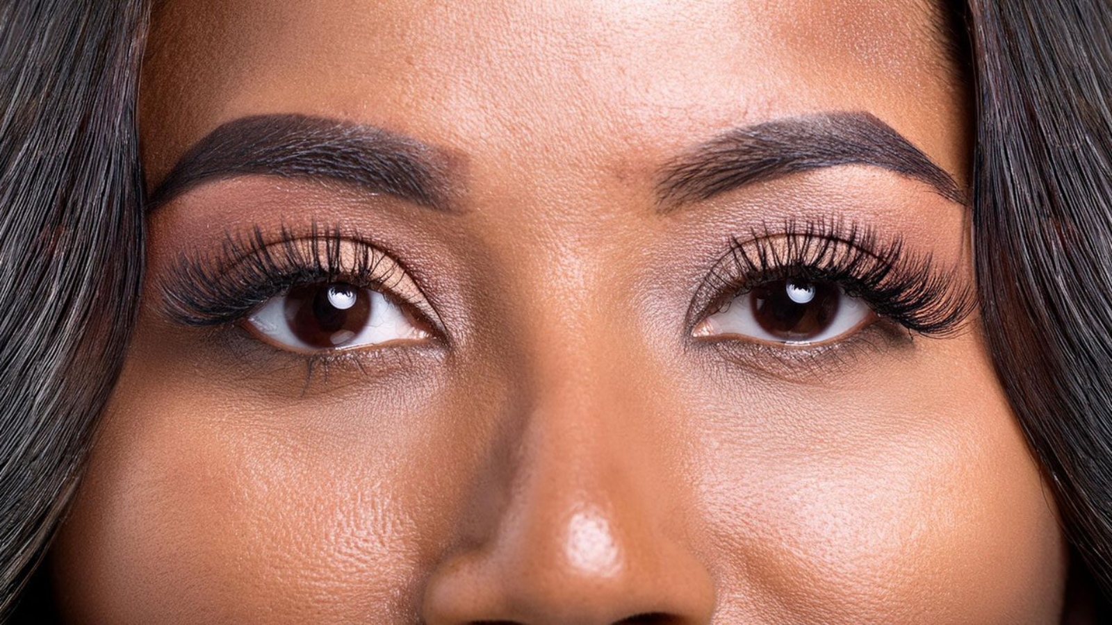 Close-up of droopy eyelashes before and after treatment, highlighting the natural downward sag and the improvement after lash lift for a more awake appearance.