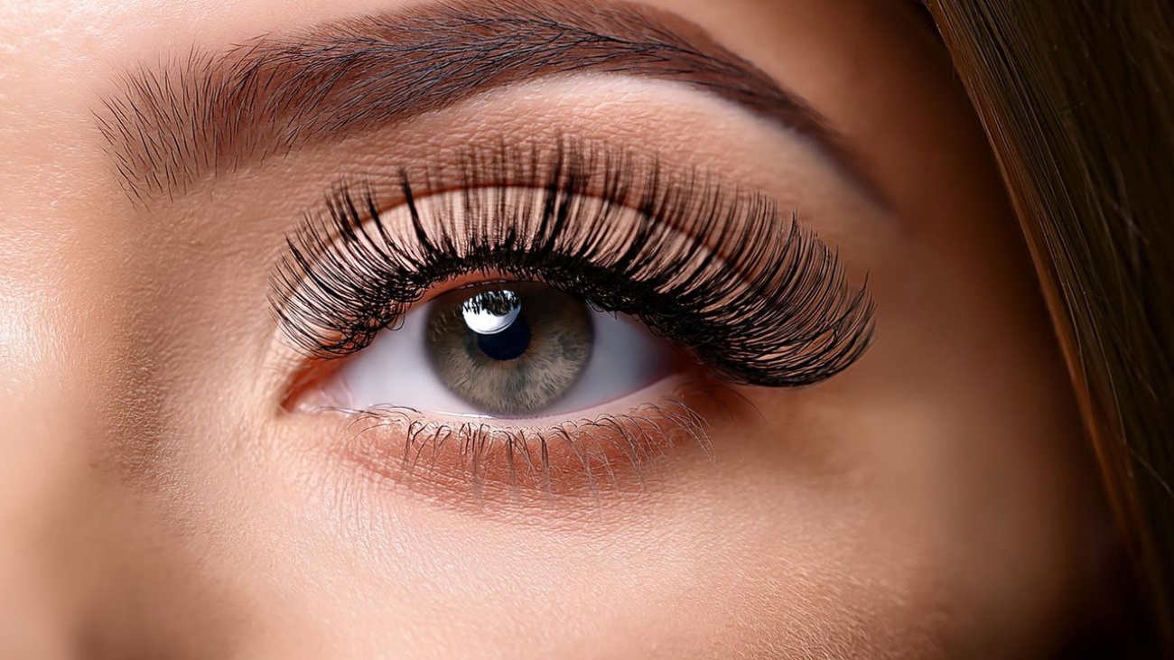 Close-up of hybrid eyelashes extensions, combining classic and volume lashes for a textured, fuller look with a natural finish.